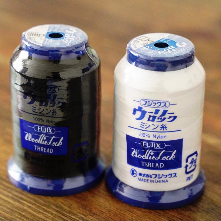 【ニット用】ウーリー ミシン糸 白/黒 【1000m/25g巻】 画像4