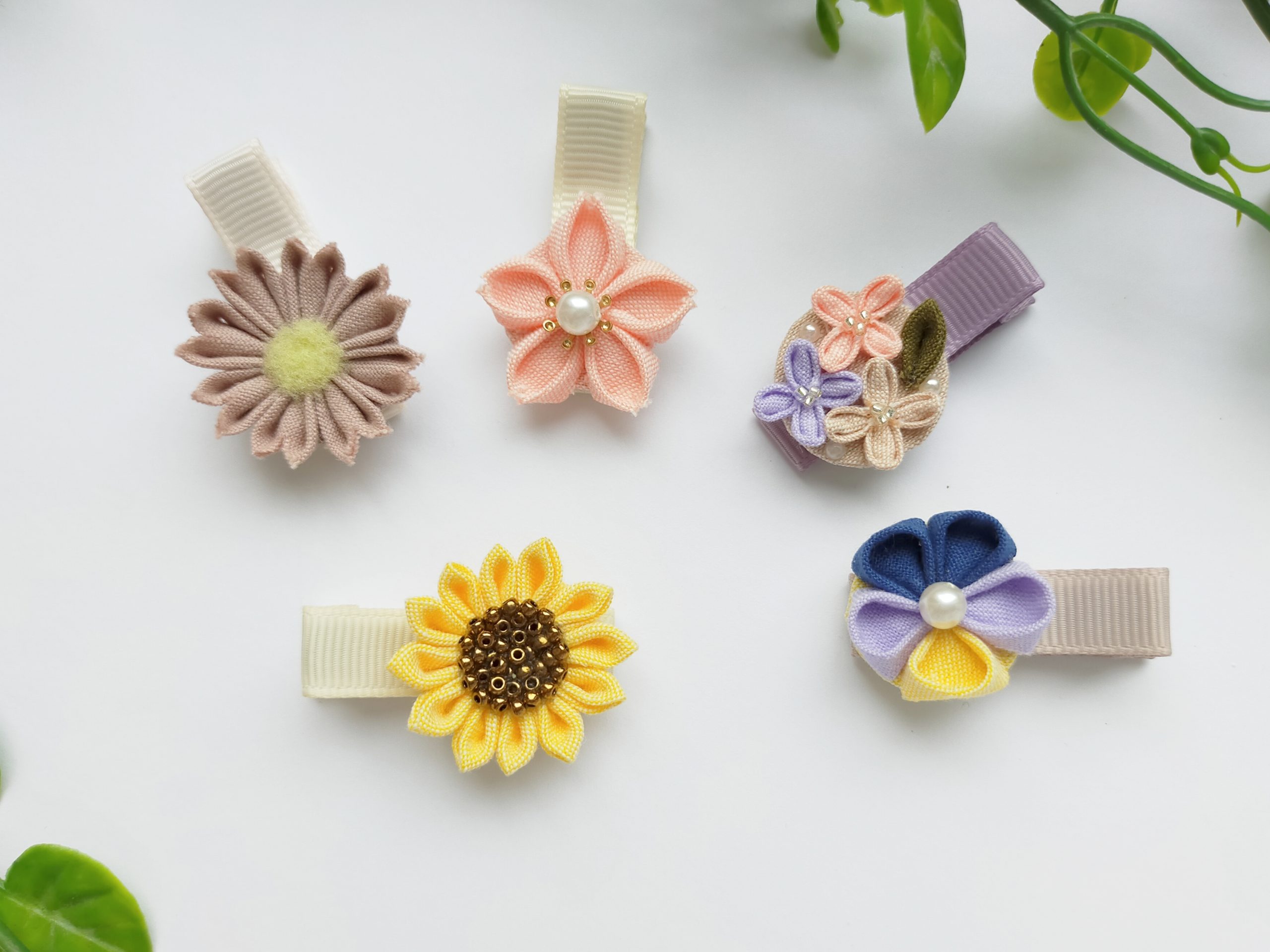 綿ポリで作る！夏祭りにぴったりなひまわりのつまみ細工ベビークリップの作り方｜ハンドメイド 初心者のための洋裁メディア縫いナビ｜丸石織物｜つまみ細工作品集合写真