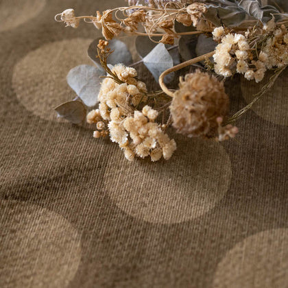 カーキ