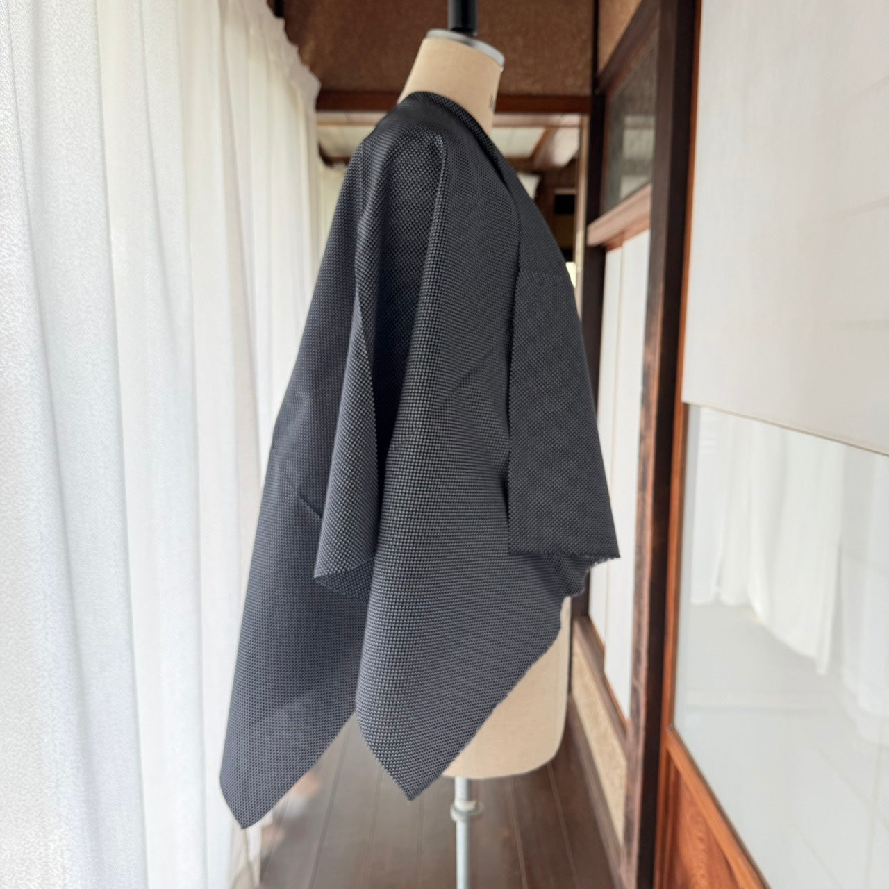 コットン100% ドットプリント #カラー_ブラック×オフ白 服地としての雰囲気